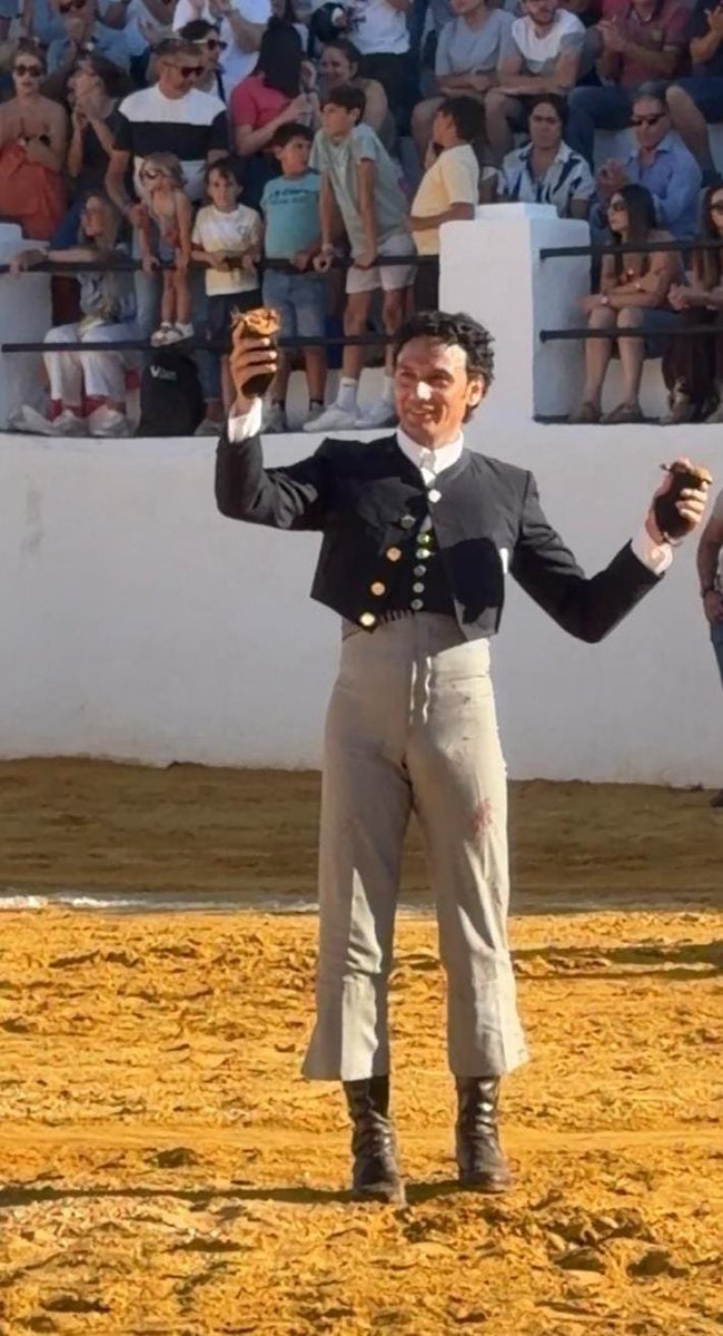 tauroluzsl's tweet photo. NOTA DE PRENSA. OLIVA SOTO. Viernes, 24 julio
✍️ ‹‹Oliva Soto borda el toreo y corta Dos Orejas, en Santa Ana la Real, Huelva››
Festival benéfico por la Feria de Santa Ana (Huelva), con un gran ejemplar de la ganadería "El Parralejo".
#olivasoto #santaanalareal #huelva https://t.co/7yN7fb3EfT