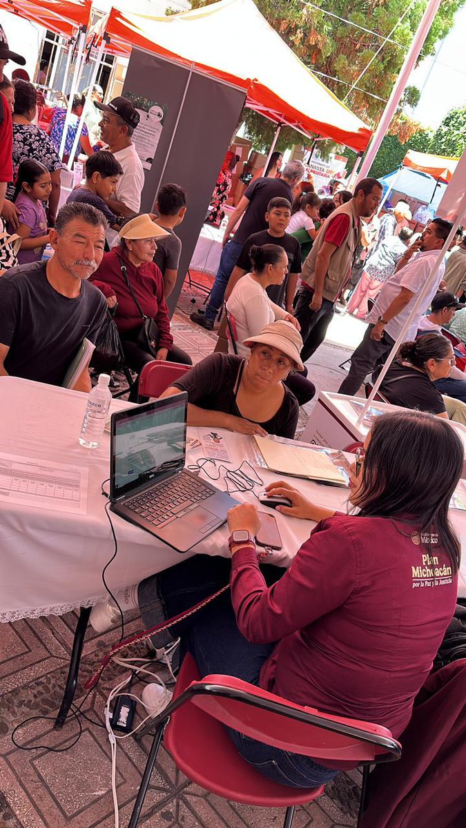 ProdeconMexico's tweet photo. #AgendaPRODECON 📆

Este jueves participamos en la #FeriaDelBienestar del Plan Michoacán por la Paz y la Justicia 🕊️, realizada en la Plaza Principal de Pastor Ortiz, municipio de #JoséSixtoVerduzco, donde brindamos orientación gratuita y acercamos nuestros servicios a la comunidad para promover los derechos de las personas contribuyentes y fortalecer una cultura contributiva más cercana e incluyente. 🤝

Durante esta jornada, que realiza el Gobierno de México a través de la @SEGOB_mx, la Procuraduría de la Defensa del Contribuyente reafirmó su compromiso de trabajar en territorio, acercando sus servicios a la ciudadanía. 👩🏽‍🦳👨🏻

#PlanMichoacán 

#PRODECONProtegeTusDerechos