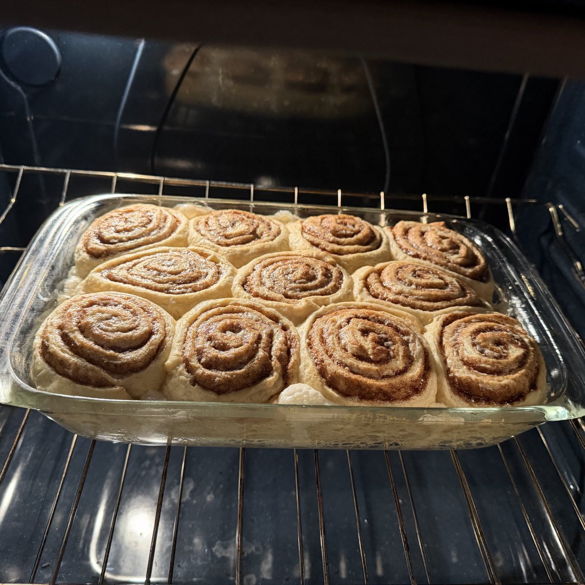 gingerwaifuu's tweet photo. soooo i’ve been baking lately… cinnamon rolls for the win ✨ couldn’t upload all of them. first attempt i say success 🤍 delicious https://t.co/Nl0FdZpW2i
