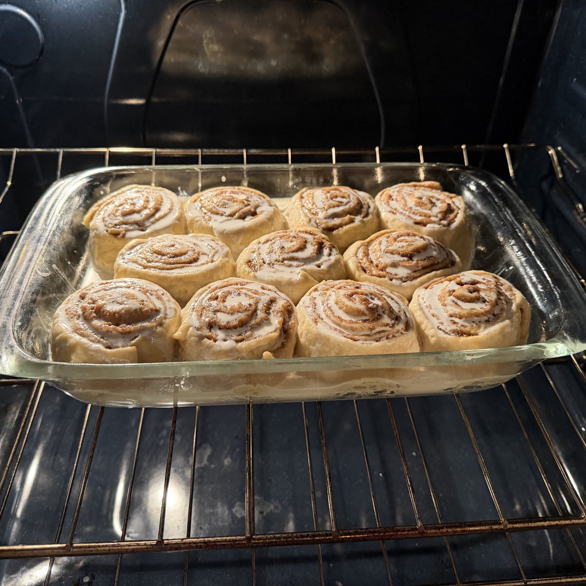 gingerwaifuu's tweet photo. soooo i’ve been baking lately… cinnamon rolls for the win ✨ couldn’t upload all of them. first attempt i say success 🤍 delicious https://t.co/Nl0FdZpW2i