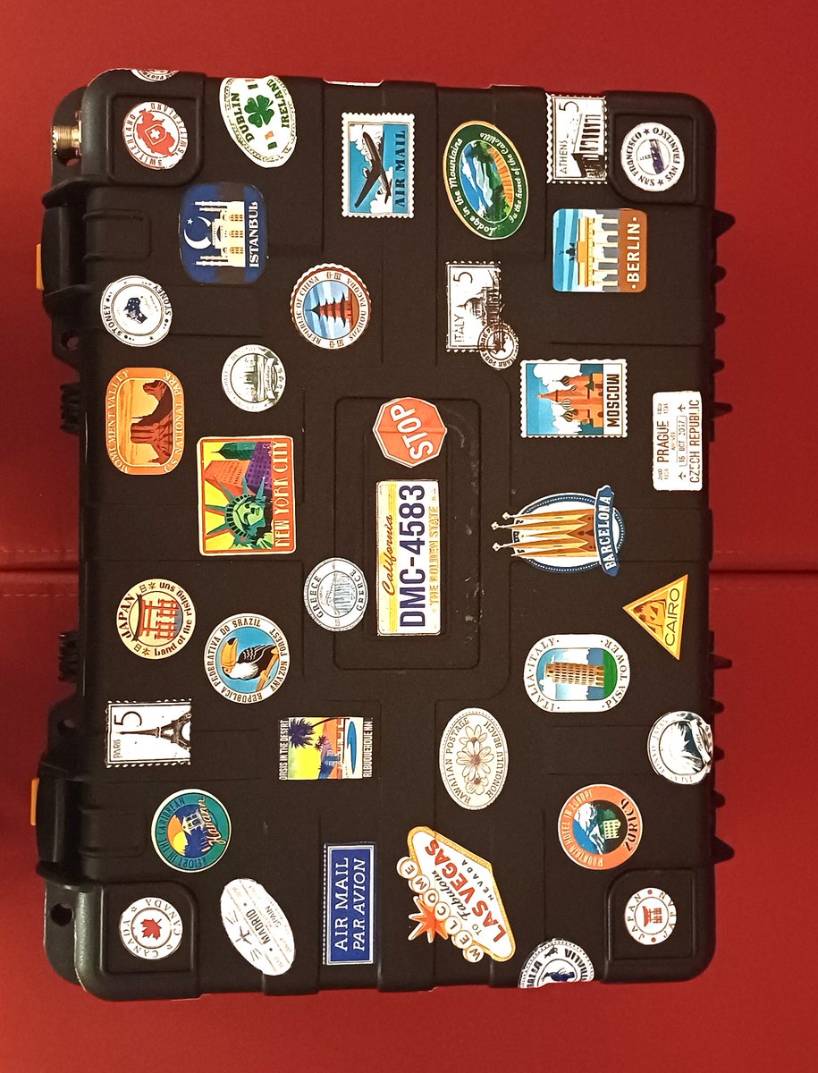 TA3NHM's tweet photo. Şurası şöyle olsun, burası böyle derken go-box çantam üçüncü saha deneyiminde yine beni üzmedi. Ben de onu güzel stickerlar ile ödüllendirdim. #hamradio #gobox #icom #amateurradio Tabi kendimi de şapka ile ödüllendirdim😁 https://t.co/1rQ8pS01Cy