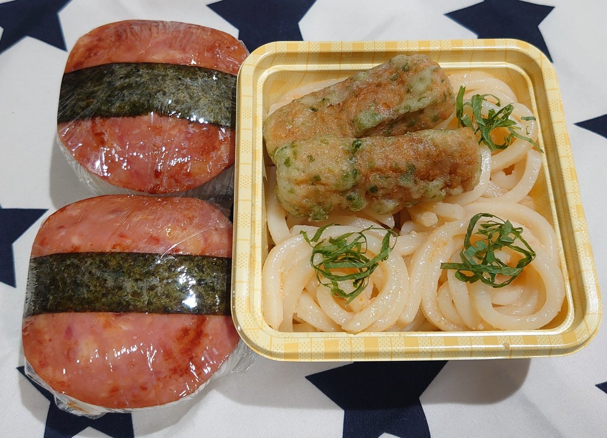 BentoBenko's tweet photo. ・たらこうどん
・ちくわの磯辺揚げ
・粗挽きハムおにぎり

本人希望弁当🍱 楽チンでいい🙃
そういえば、Xひらくとおすすめがメインにくるのすごく嫌😑
いまだにTwitter仕様に戻れって思ってる

#旦那弁当 #お弁当 #お弁当記録 https://t.co/pHzxtrnC9V