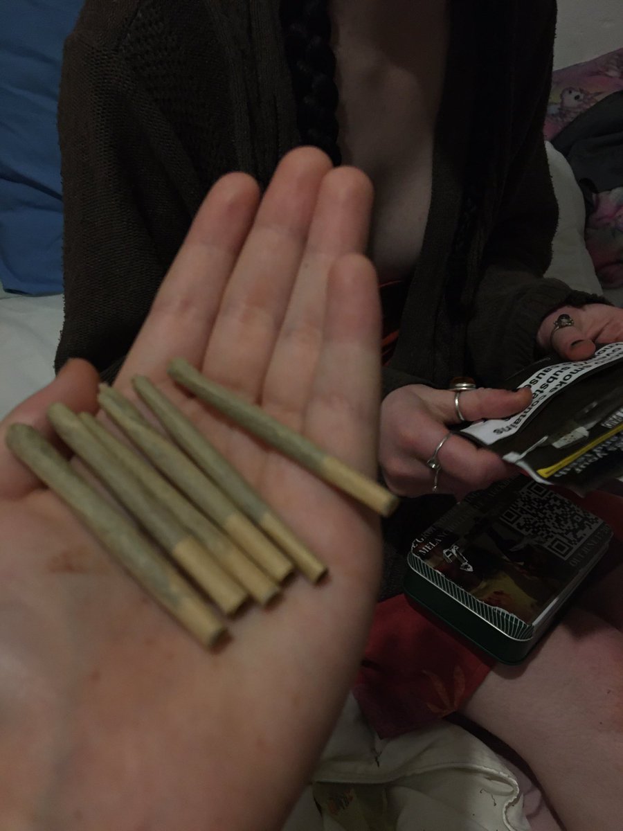 danasculesbian's tweet photo. smoking 5 joints with my girlfriend who will smoke 1 and fall asleep https://t.co/WALRulCrbJ