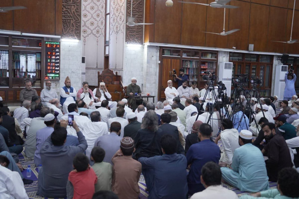 JIPOfficial's tweet photo. لاہور- امیر جماعت اسلامی پاکستان حافظ نعیم الرحمٰن سیکرٹری جنرل جماعت اسلامی پاکستان امیرالعظیم رحمۃ اللہ علیہ کے لیے جامع مسجد منصورہ میں منعقدہ دعائیہ تقریب میں درس قرآن حکیم دے رہے ہیں
@NaeemRehmanEngr
Jamaat e Islami 
#AmeerUlAzeem https://t.co/c5c5eXeMIe