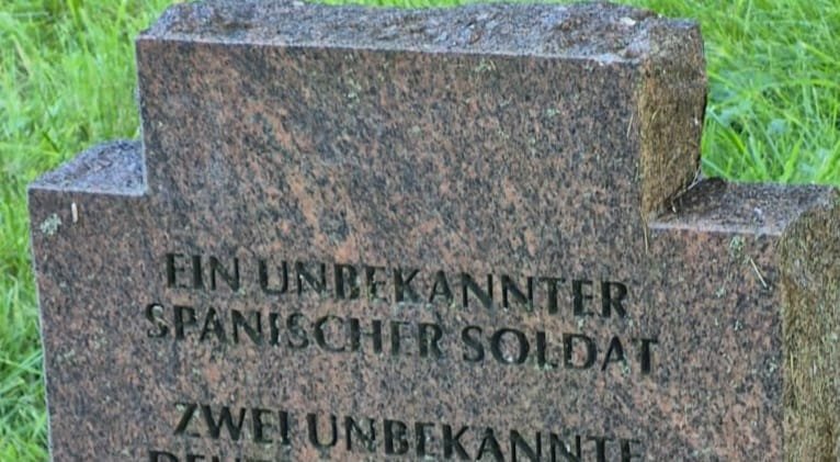 250divisionazul's tweet photo. En el Cementerio Militar alemán en Narva, Estonia, hay enterrado un voluntario de la División Azul. Un grupo de divisionistas que està en Estonia para participar en actos por los voluntarios estonios contra el comunismo la ha localizado hoy. Ya tiene su bandera. Honor y gloria. https://t.co/gn7ZAPnoAd