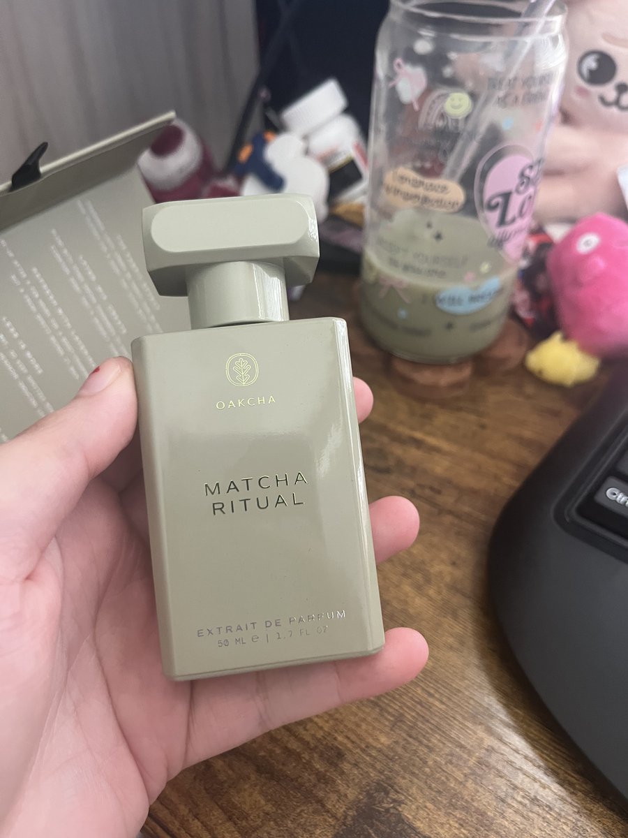 jivelyjjongbear's tweet photo. idk if i have any perfume lovers in here but i got a new perfume!! it’s so pretty!! 

smell is 100000/10. i’ve been trying to find a matcha perfume that isn’t gourmand bc i loathe sweet scents and damn this is GOOOOD https://t.co/1E6bGXXwDb