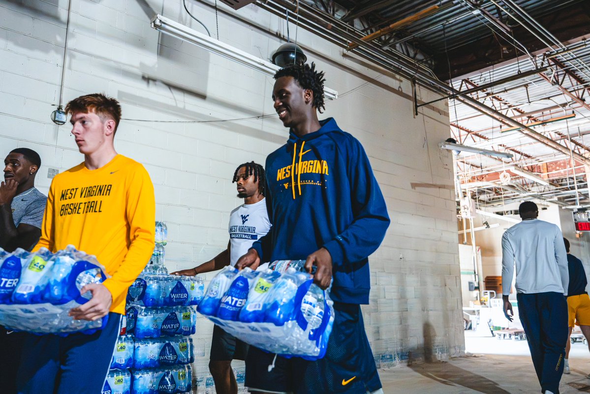 WVUhoops's tweet photo. Around here, we’ve got each other’s backs 🤝

Thanks to all the hard work and community support by volunteers at local flood relief sites this week! https://t.co/EBuCWk7yyO
