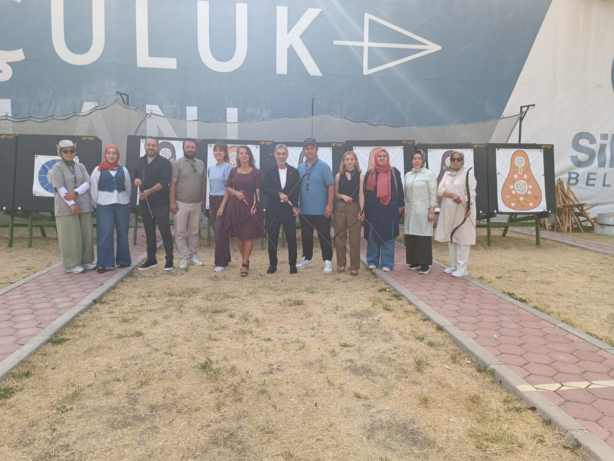 SincanAkParti's tweet photo. AK Parti Ankara İl Spor Komisyon Başkanımız Sn. Halil Turhan ve Komisyon Başkan Yardımcılarımızı, İlçe Spor Komisyon Başkanımız Sn. Ömer Can Yener ve Teşkilat mensuplarımızla birlikte Selçuklu Gençlik Merkezimizde ağırladık.

İlçeler Arası Bayanlar Okçuluk Turnuvası öncesi hazırlıkları değerlendirdik, istişarelerde bulunduk.
Hedefe inançla, başarıya birlikte. 🏹🎯