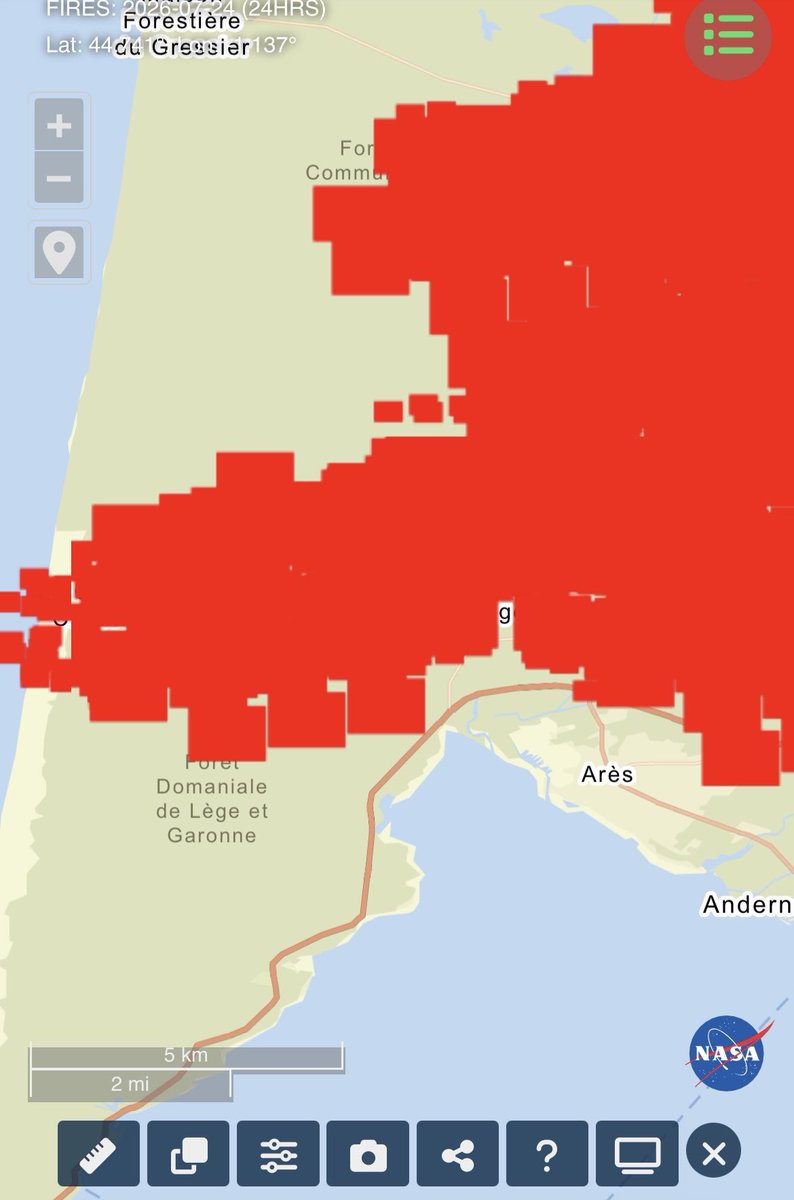 Freebear9's tweet photo. L'incendie en Gironde près de Bordeaux 
a désormais atteint l'ocean à l'ouest finissant d'isoler la prequ'ile. Et Lege-Cap-Ferret a désormais été complètement recouvert par les flammes. https://t.co/fMRN7RKpL5