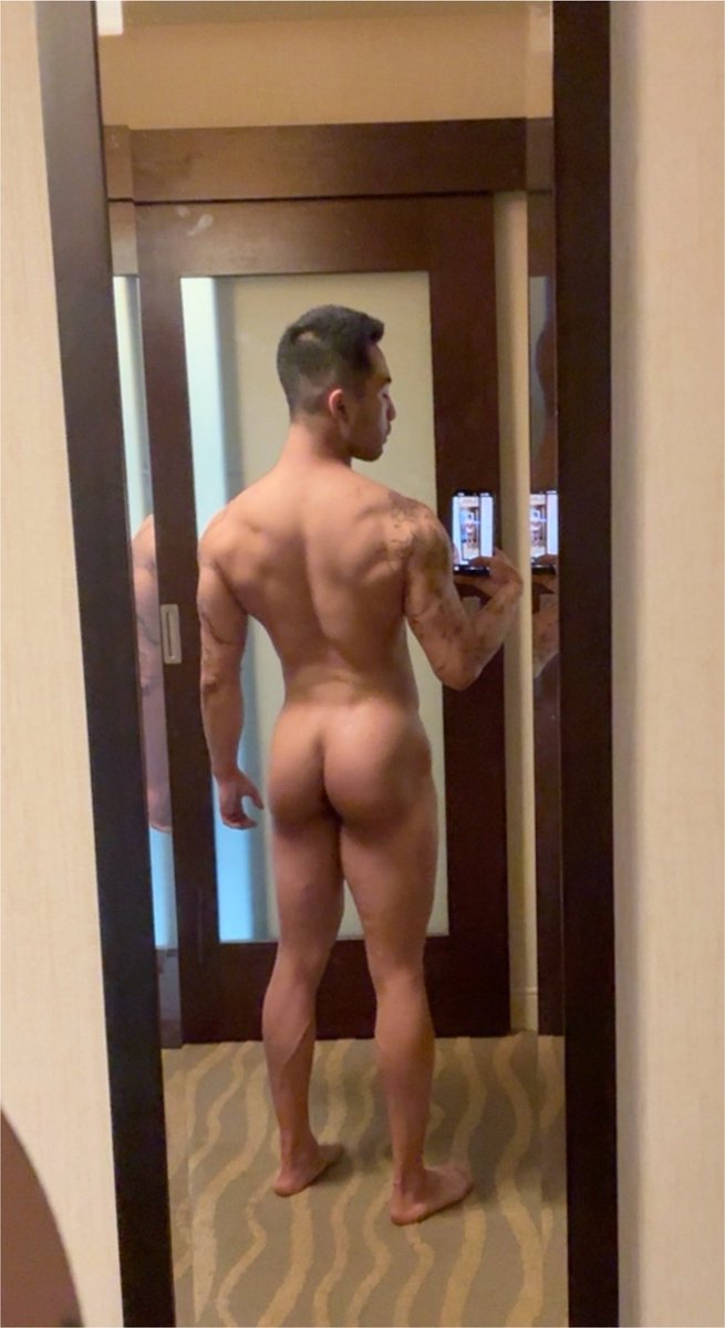 LockedboyEli's tweet photo. I love hotel mirrors https://t.co/TRSm50FHnO