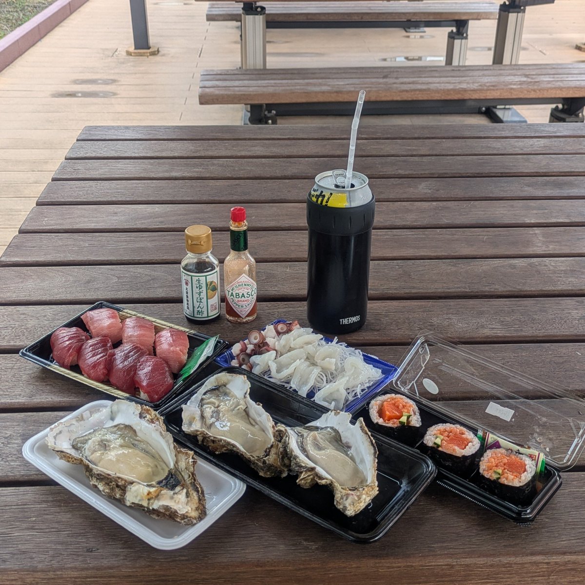 yarukinasu1005's tweet photo. 38歳、独身おじさんの朝活は築地の屋上で一人飲み。場外市場は高いので、いつも築地魚河岸で買い物して屋上で飲み食いするのがポイント。ポン酢とタバスコは持参です。#朝活 https://t.co/VlYCinleHD