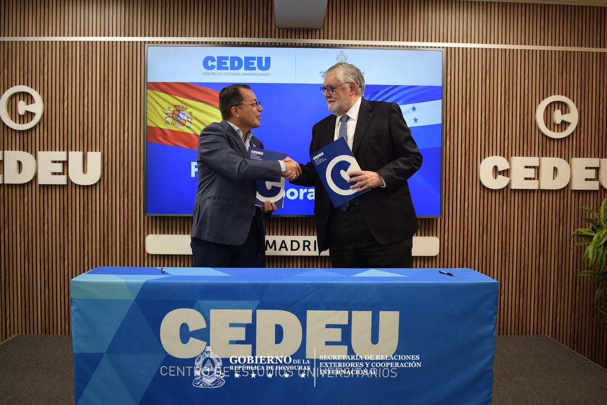 CancilleriaHN's tweet photo. 𝐌á���� 𝐨𝐩𝐨𝐫𝐭𝐮𝐧𝐢𝐝𝐚𝐝𝐞𝐬 𝐩𝐚𝐫𝐚 𝐥𝐚 𝐞𝐝𝐮𝐜𝐚𝐜𝐢ó𝐧 𝐬𝐮𝐩𝐞𝐫𝐢𝐨𝐫 𝐝𝐞 𝐥𝐨𝐬 𝐡𝐨𝐧𝐝𝐮𝐫𝐞ñ𝐨𝐬.

𝐋𝐚 𝐄𝐦𝐛𝐚𝐣𝐚𝐝𝐚 𝐝𝐞 𝐇𝐨𝐧𝐝𝐮𝐫𝐚𝐬 𝐞𝐧 𝐄𝐬𝐩𝐚ñ𝐚 𝐲 𝐞𝐥 𝐂𝐞𝐧𝐭𝐫𝐨 𝐝𝐞 𝐄𝐬𝐭𝐮𝐝𝐢𝐨𝐬 𝐔𝐧𝐢𝐯𝐞𝐫𝐬𝐢𝐭𝐚𝐫𝐢𝐨𝐬 (𝐂𝐄𝐃𝐄𝐔) 𝐬𝐮𝐬𝐜𝐫𝐢𝐛𝐢𝐞𝐫𝐨𝐧 𝐮𝐧 𝐂𝐨𝐧𝐯𝐞𝐧𝐢𝐨 𝐌𝐚𝐫𝐜𝐨 𝐝𝐞 𝐂𝐨𝐨𝐩𝐞𝐫𝐚𝐜𝐢ó𝐧 𝐀����𝐚𝐝é𝐦𝐢𝐜𝐚, 𝐄𝐝𝐮𝐜𝐚𝐭𝐢𝐯𝐚, 𝐂𝐢𝐞𝐧𝐭í𝐟𝐢𝐜𝐚 𝐲 𝐂𝐮𝐥𝐭𝐮𝐫𝐚𝐥, 𝐜𝐨𝐧 𝐞𝐥 𝐨𝐛𝐣𝐞𝐭𝐢𝐯𝐨 𝐝𝐞 𝐟𝐨𝐫𝐭𝐚𝐥𝐞𝐜𝐞𝐫 𝐥𝐚 𝐜𝐨𝐨𝐩𝐞𝐫𝐚𝐜𝐢ó𝐧 𝐞𝐝𝐮𝐜𝐚𝐭𝐢𝐯𝐚 𝐞𝐧𝐭𝐫𝐞 𝐇𝐨𝐧𝐝𝐮𝐫𝐚𝐬 𝐲 𝐄𝐬𝐩𝐚ñ𝐚 𝐲 𝐚𝐦𝐩𝐥𝐢𝐚𝐫 𝐞𝐥 𝐚𝐜𝐜𝐞𝐬𝐨 𝐝𝐞 𝐥𝐨𝐬 hondureños.

Este acuerdo promoverá la cooperación en materia de educación, investigación, movilidad académica, intercambio cultural y formación profesional, fortaleciendo los vínculos entre instituciones de ambos países y generando nuevas oportunidades para el desarrollo del talento humano.

Con esta alianza, la Embajada de Honduras en España reafirma su compromiso de impulsar iniciativas que contribuyan al acceso a una educación de calidad, la innovación y la cooperación internacional como pilares del desarrollo de Honduras a 𝐩𝐫𝐨𝐠𝐫𝐚𝐦𝐚𝐬 𝐝𝐞 𝐞𝐝𝐮𝐜𝐚𝐜𝐢ó𝐧 𝐬𝐮𝐩𝐞𝐫𝐢𝐨𝐫.