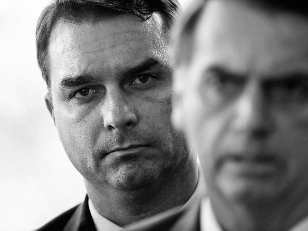 pedrorousseff's tweet photo. 🚨BOMBA MASTER! Empresa de fachada que Flávio Bolsonaro EMITIU notas também RECEBEU R$11 MILHÕES do Banco Master UM MÊS após aberta

MAIS UMA "COINCIDÊNCIA" PROS BOLSONARISTAS EXPLICAREM... 👀😂 https://t.co/UuzWtIFvcF