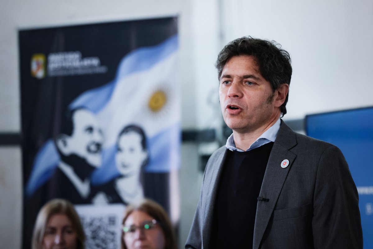 Kicillofok's tweet photo. Con las políticas de Milei es muy difícil encontrar sectores a los que les esté yendo bien: no están en Tapalqué y no están en el resto de la provincia ni del país.

Es momento de estar cada vez más cerca del pueblo que la está pasando mal y representar los sueños de una Argentina con desarrollo, defendiendo nuestra soberanía y la producción nacional. 

Sabemos que los desafíos que tenemos por delante solo se pueden enfrentar con un peronismo cada vez más fuerte, por eso invitamos a cada bonaerense que quiera afiliarse al PJ a hacerlo en https://t.co/QI3huxE90K.

Gracias a las y los compañeros del Partido Justicialista de Tapalqué, vamos a seguir trabajando para que la provincia siga gobernada por el peronismo y para que nuestro país tenga un futuro mejor.