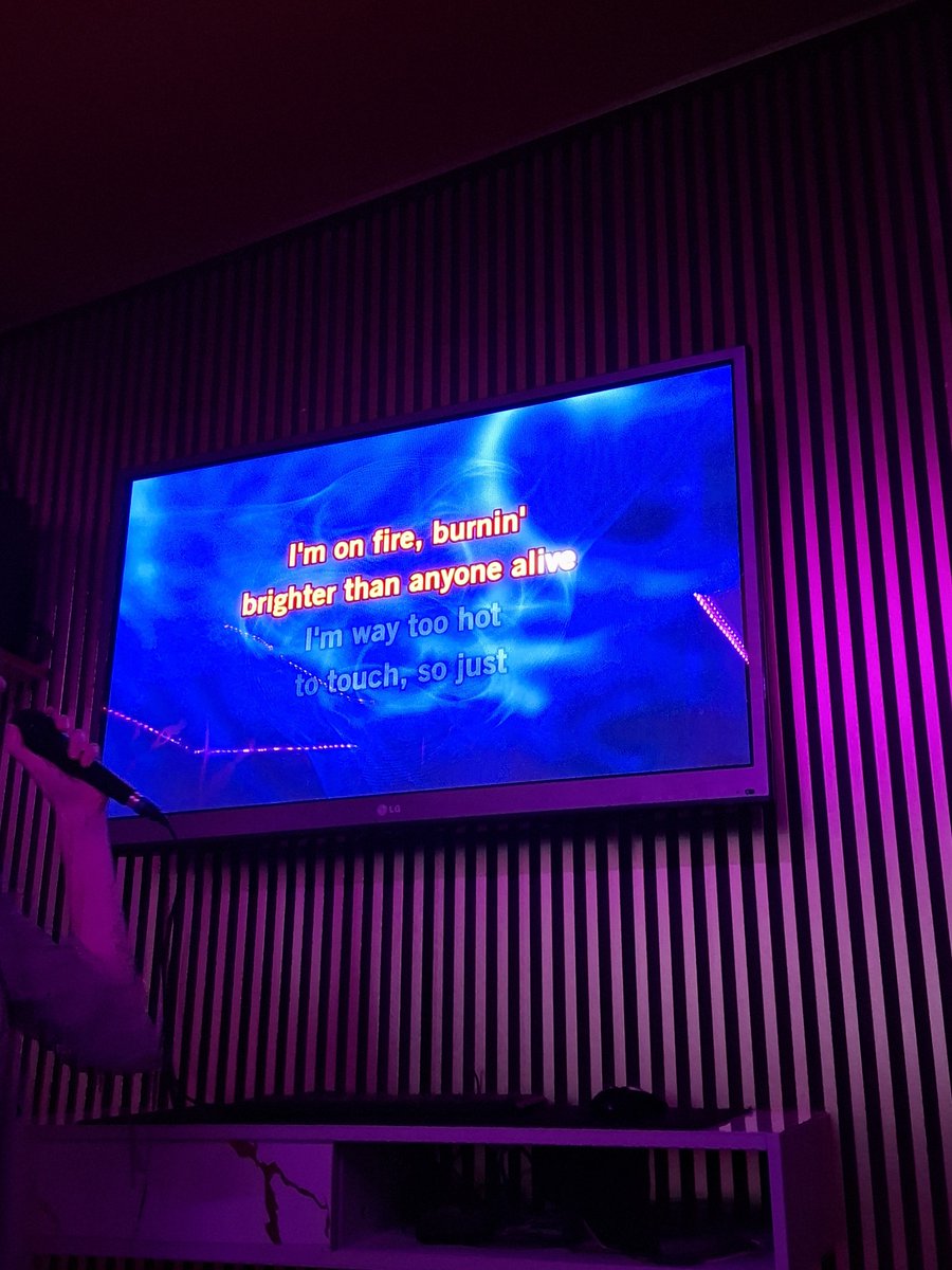 Erroroshi's tweet photo. Karaoke with Fanfest goers https://t.co/ZLcyxY53MN