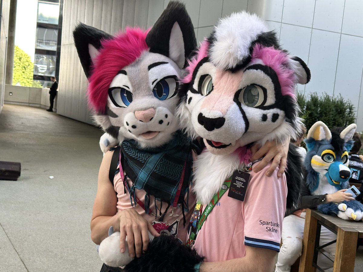 CometPaka's tweet photo. Late #FursuitFriday with @Melon_mow 
at Awoostria

📸: @BigCee https://t.co/ZJXEgRpJTr