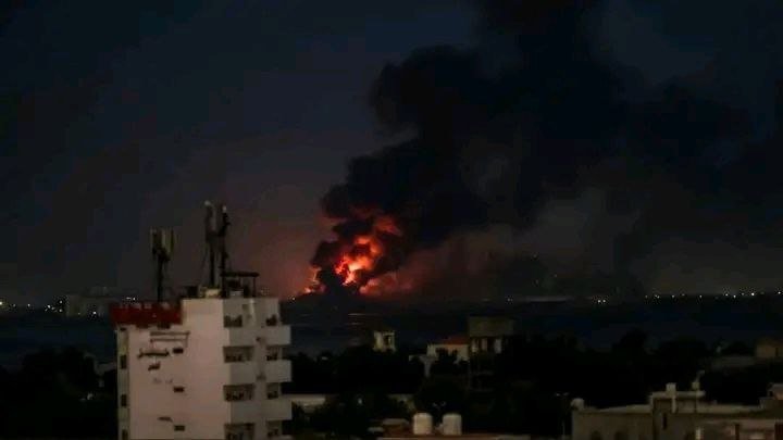 BydAlshawy's tweet photo. #عاجل 
غاراة جوية مركزه على عدات مواقع في الحديدة 
نفذ التحالف العربي بقيادة المملكة العربية السعودية عدات غاراة على مواقع حساسة و سترتيجية في الحديدة ولا صح لستهداف ميناء الحديدة 
#الحديدة #Yemen https://t.co/dhV8nATXiM