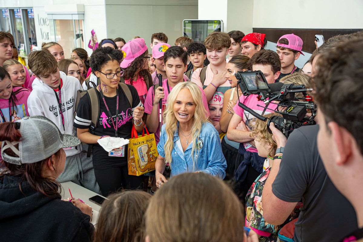 KChenoweth's tweet photo. These people really know how to make a girl feel loved!!! 🥰🎂✨🎈👑 @KCBBC_camp Spending my birthday at camp is always such a blessing. Thank y’all for all the sweet birthday wishes! ❤️ 

📸: Shaun Hill https://t.co/93gk1UFkOm