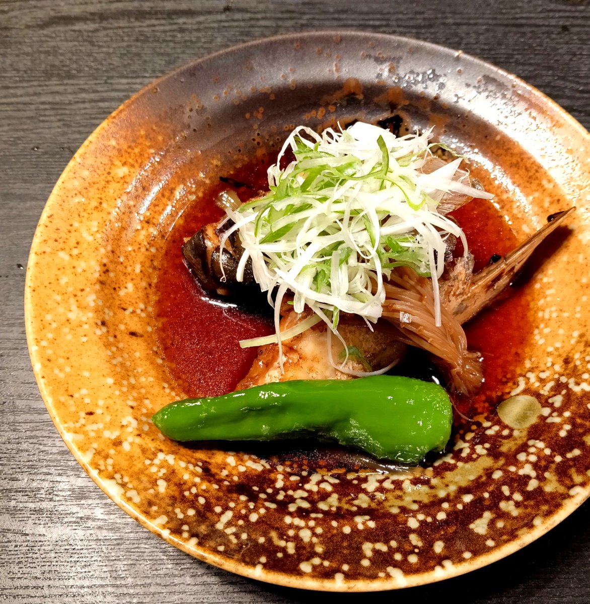 torachiro77's tweet photo. 不知火湾のお魚づくしのお夕飯
𓆝𓆝　お食事のお供には、地元芦北産の湯の神さんという名の、温泉地にびったりな焼酎を選びました🍶
普段なかなか食べれない太刀魚をこちらではお刺身、焼き、天ぷら、お鮨と存分に、天ぷらの太刀魚は本当にふわふわ
渡り蟹🦀ねっとり濃厚な白い身 https://t.co/ZSWLXW11m8