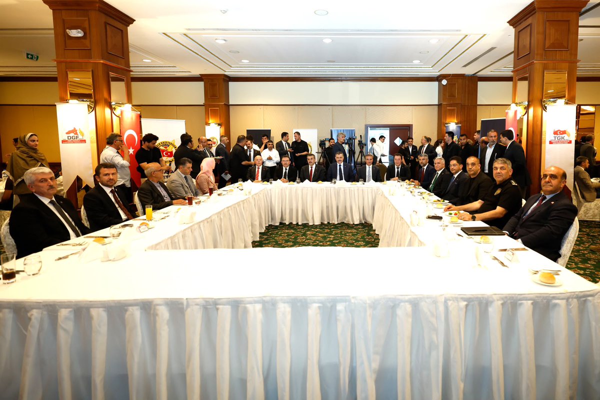 mustafaciftcitr's tweet photo. Doğu Anadolu Gazeteciler Cemiyeti tarafından düzenlenen Feridun Fazıl Özsoy Gazetecilik Başarı Ödülleri Töreni’nde basın mensuplarımızla bir araya geldik.

Dijitalleşmenin her geçen gün daha da yaygınlaştığı günümüzde; hakikati araştıran, meslek ahlakını ve kamu yararını esas alan gazetecilik anlayışı, Türkiye Yüzyılının çok önemli kazanımlarından biri olacaktır.  

Bütün medya mecralarımızda; insan onurunu ve aile kurumunu gözeten, dezenformasyonla mücadele eden, suçu ve şiddeti sıradanlaştırmayan bir anlayış ortak sorumluluğumuzdur.

Ödüle layık görülen tüm basın mensuplarımızı tebrik ediyor, merhum Feridun Fazıl Özsoy’u rahmetle yâd ediyorum.