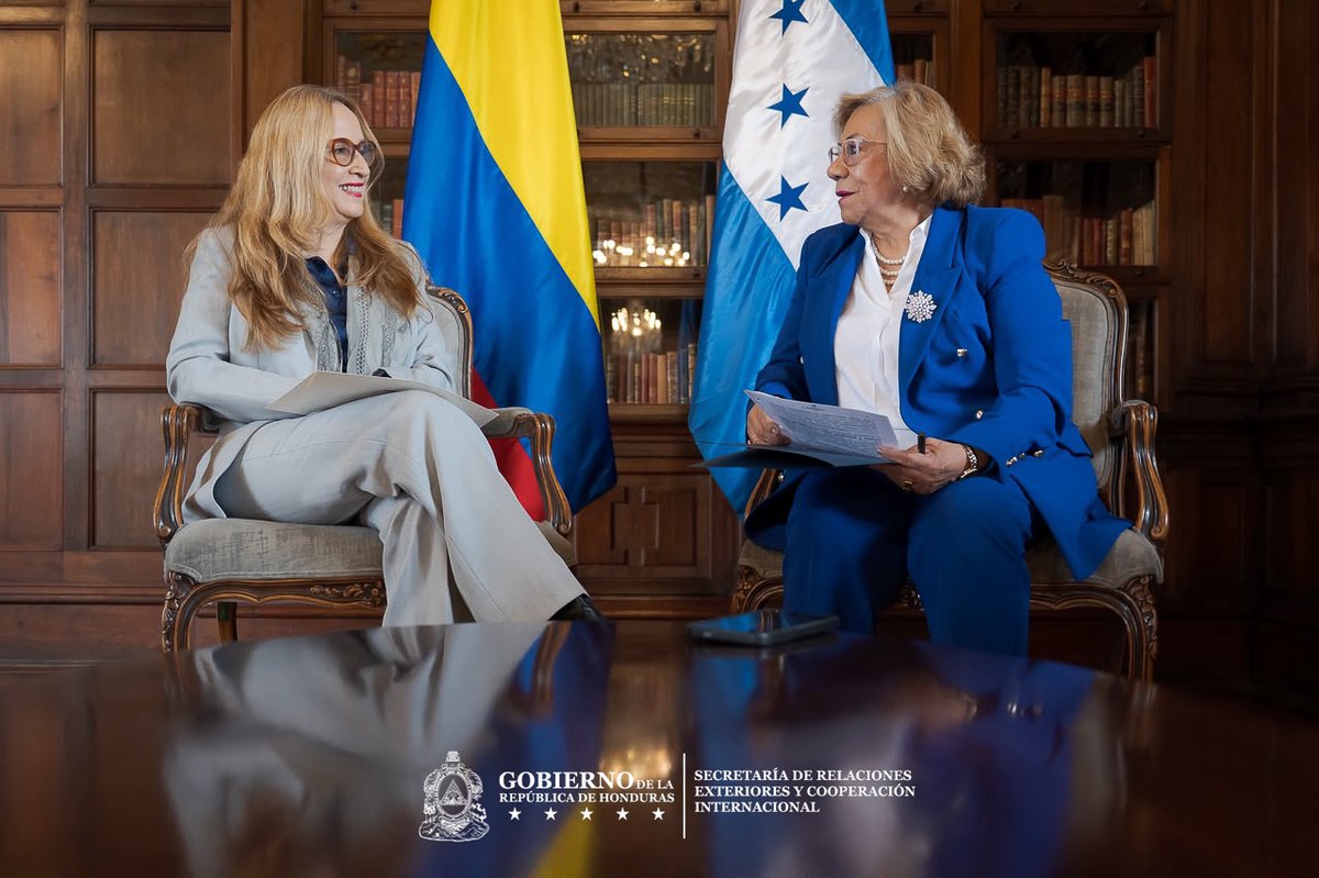 CancilleriaHN's tweet photo. 𝐇𝐨𝐧𝐝𝐮𝐫𝐚𝐬 𝐜𝐨𝐧𝐭𝐢𝐧ú𝐚 𝐟𝐨𝐫𝐭𝐚𝐥𝐞𝐜𝐢𝐞𝐧𝐝𝐨 𝐬𝐮 𝐩𝐫𝐞𝐬𝐞𝐧𝐜𝐢𝐚 𝐝𝐢𝐩𝐥𝐨𝐦á𝐭𝐢𝐜𝐚 𝐞𝐧 𝐥𝐚 𝐫𝐞𝐠𝐢ó𝐧.

𝐋𝐚 𝐄𝐦𝐛𝐚𝐣𝐚𝐝𝐨𝐫𝐚 𝐄𝐱𝐭𝐫𝐚𝐨𝐫𝐝𝐢𝐧𝐚𝐫𝐢𝐚 𝐲 𝐏𝐥𝐞𝐧𝐢𝐩𝐨𝐭𝐞𝐧𝐜𝐢𝐚𝐫𝐢𝐚 𝐝𝐞 𝐥𝐚 𝐑𝐞𝐩ú𝐛𝐥𝐢𝐜𝐚 𝐝𝐞 𝐇𝐨𝐧𝐝𝐮𝐫𝐚𝐬 𝐚𝐧𝐭𝐞 𝐥𝐚 𝐑𝐞𝐩ú𝐛𝐥𝐢𝐜𝐚 𝐝𝐞 𝐂𝐨𝐥𝐨𝐦𝐛𝐢𝐚, 𝐉𝐚𝐜𝐪𝐮𝐞𝐥𝐢𝐧𝐞 𝐅𝐨𝐠𝐥𝐢𝐚 𝐒𝐚𝐧𝐝𝐨𝐯𝐚𝐥, 𝐩𝐫𝐞𝐬𝐞𝐧𝐭ó 𝐬𝐮𝐬 𝐂𝐨𝐩𝐢𝐚𝐬 𝐝𝐞 𝐄𝐬𝐭𝐢𝐥𝐨 𝐚𝐧𝐭𝐞 𝐥𝐚 𝐌𝐢𝐧𝐢𝐬𝐭𝐫𝐚 𝐝𝐞 𝐑𝐞𝐥𝐚𝐜𝐢𝐨𝐧𝐞𝐬 𝐄𝐱𝐭𝐞𝐫𝐢𝐨𝐫𝐞𝐬 𝐝𝐞 𝐂𝐨𝐥𝐨𝐦𝐛𝐢𝐚, 𝐑𝐨𝐬𝐚 𝐘𝐨𝐥𝐚𝐧𝐝𝐚 𝐕𝐢𝐥𝐥𝐚𝐯𝐢𝐜𝐞𝐧𝐜𝐢𝐨 𝐌𝐚𝐩𝐲, dando inicio formal a sus funciones diplomáticas en ese país.

Este importante acto protocolario reafirma el compromiso de Honduras de seguir fortaleciendo los históricos lazos de amistad, cooperación y entendimiento mutuo con la República de Colombia. 🇭🇳🇨🇴