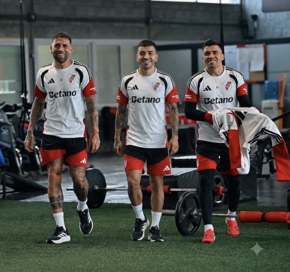 vanesacardozook's tweet photo. Respeten los rangos! Ahí viene la DiCarloneta!!!! #River #Otamendi #Acuña #Correa https://t.co/Toi5yE38Mo