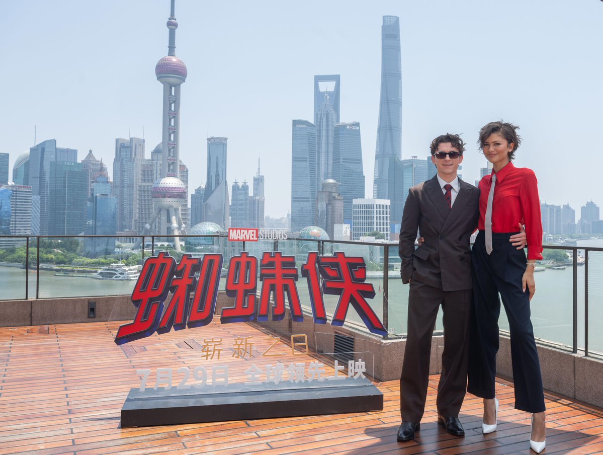 SpiderManMovie's tweet photo. 上海迎来了崭新的一天。🇨🇳 🕷️

#SpiderManBrandNewDay is in theatres July 31. Get tickets now. https://t.co/Gm9mNYn2jJ https://t.co/bqOtc6gftt
