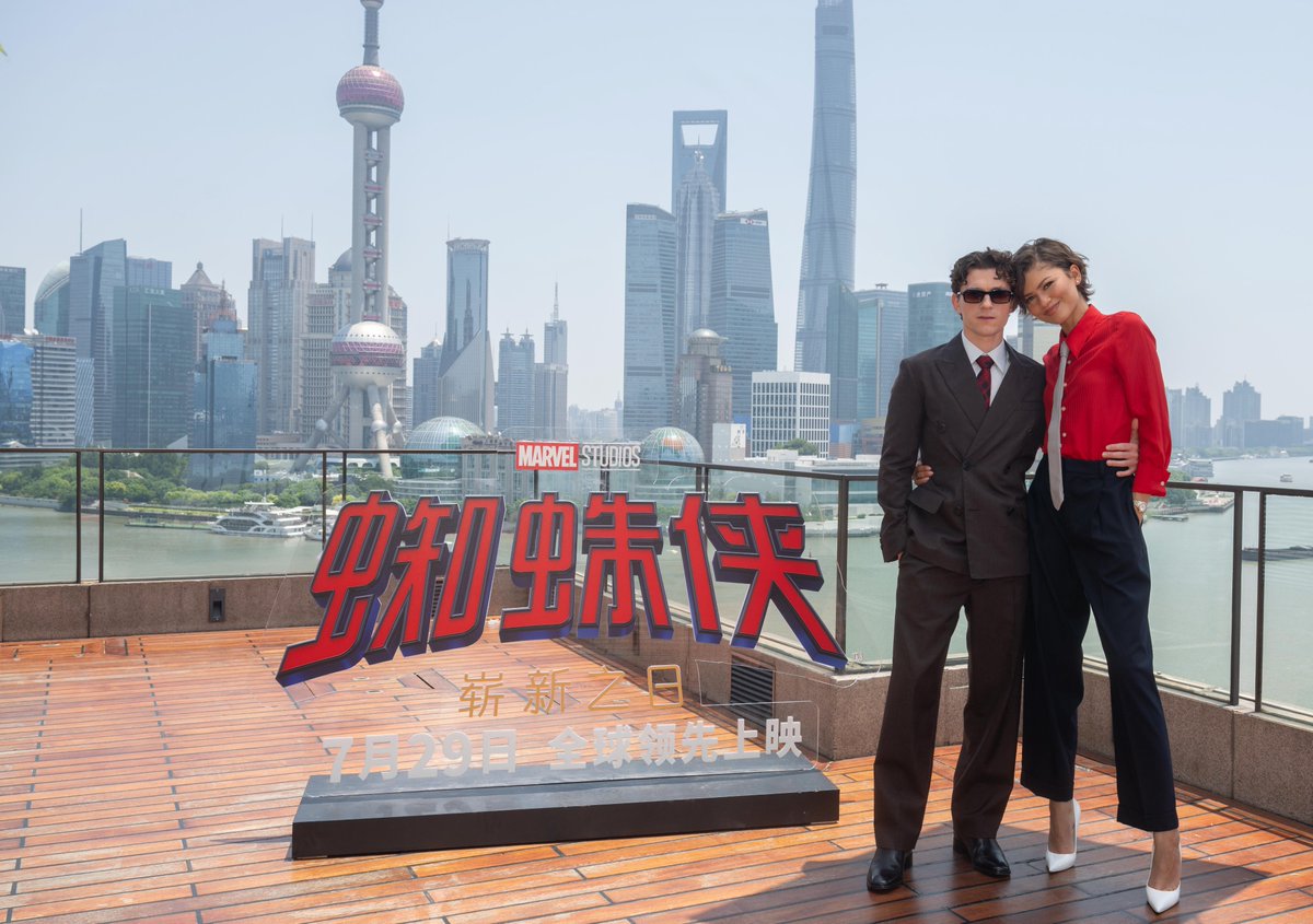 SpiderManMovie's tweet photo. 上海迎来了崭新的一天。🇨🇳 🕷️

#SpiderManBrandNewDay is in theatres July 31. Get tickets now. https://t.co/Gm9mNYn2jJ https://t.co/bqOtc6gftt