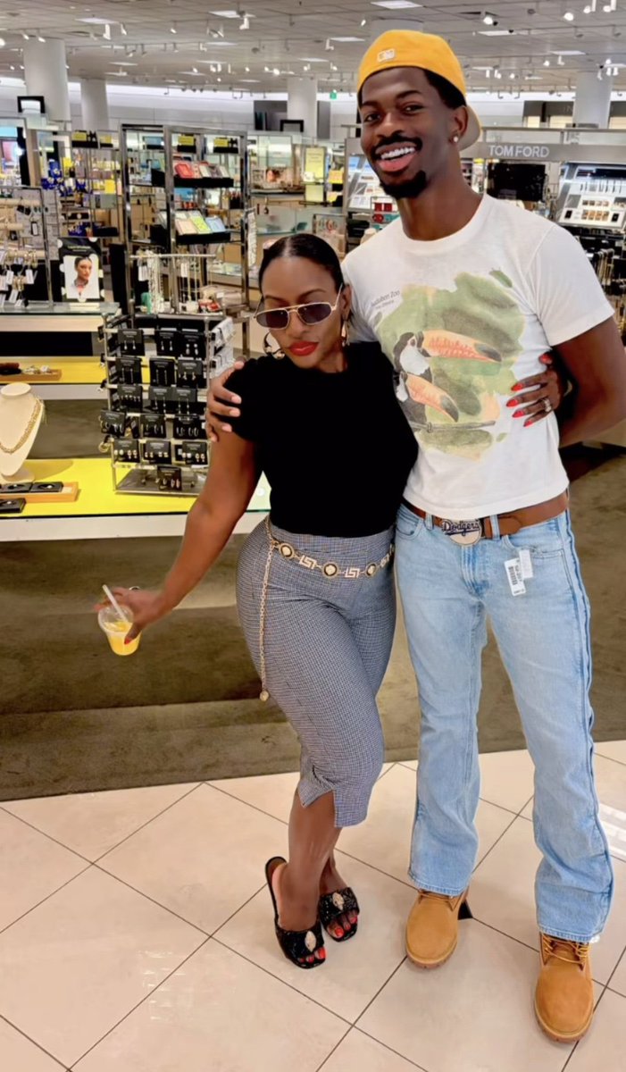 LilNasXFR's tweet photo. Lil Nas X with a fan recently. 🫶🏽🤍 https://t.co/uw09XE5fsC