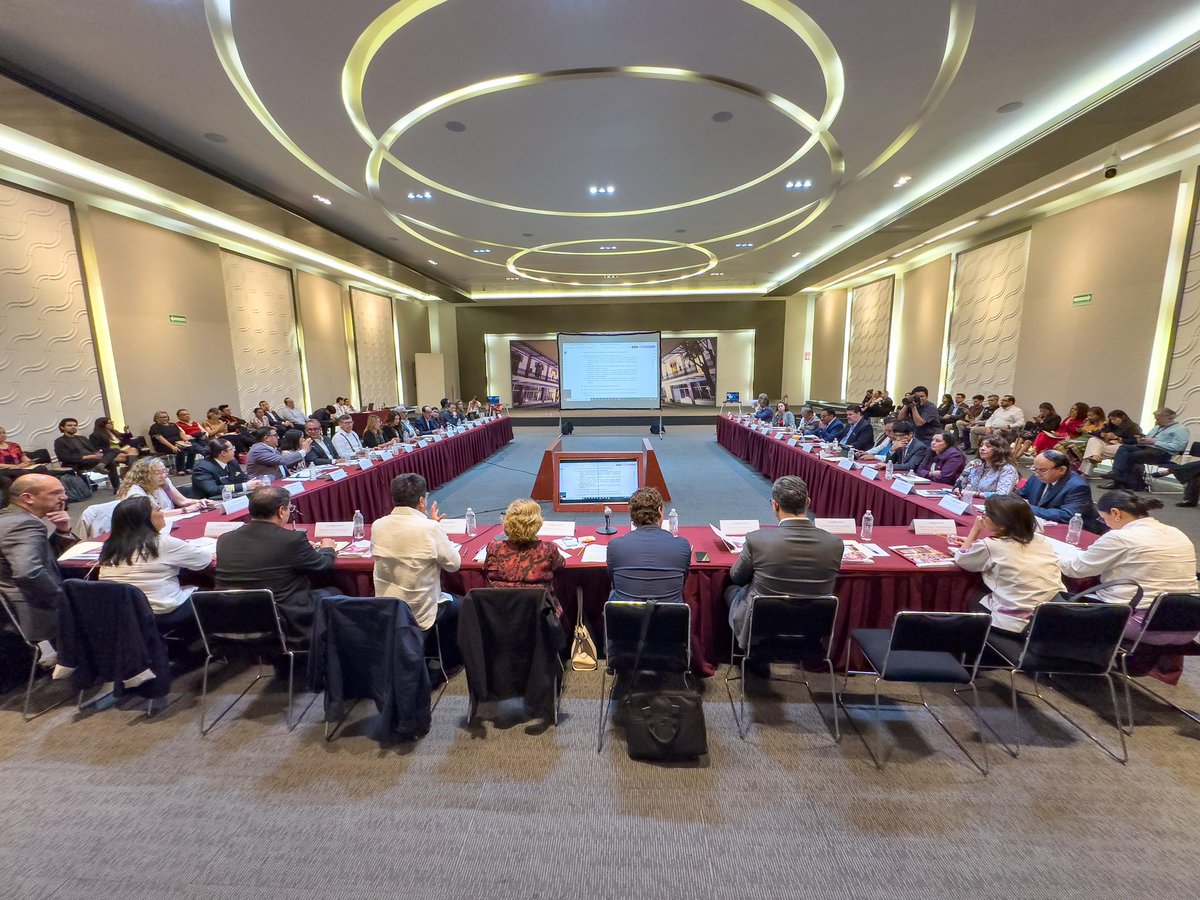 DEELAYUUK's tweet photo. “Tequio institucional para una Ley justa y eficaz”.

Por encargo de la Presidenta de México @Claudiashein y en cumplimiento del mandato constitucional, hemos instalado el Comité Técnico Interinstitucional (CTI) para la implementación del proceso de consulta sobre la Ley de Derechos de los Pueblos Indígenas y Afromexicanos, con la participación de 35 instituciones federales.

Escuchar la voz y decisión de los pueblos, no solo es un deber legal, sino que constituye un imperativo ético que pone en práctica el principio humanista de que “con el pueblo todo, sin el pueblo nada”.