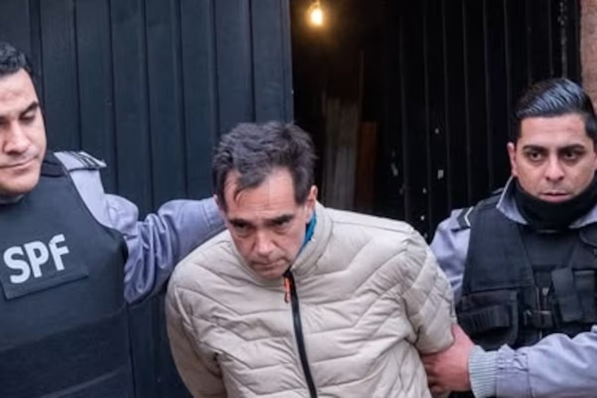 El_Prensero's tweet photo. 💸🚨 Impunidad VIP: Dos millones de dólares, kilos de droga y el premio de la domiciliaria en Palermo.

La Justicia vuelve a escupirnos en la cara. A Facundo Leal, exjefe de Arsat que escondía 2,5 MILLONES DE DÓLARES y kilos de droga (ketamina, MDMA, cocaína) en su piso de Palermo, le dieron domiciliaria por 'adicto'. Un insulto al laburante mientras los corruptos VIP gozan de impunidad total. Con tobillera y novia en un departamento millonario pagado por el Estado.
