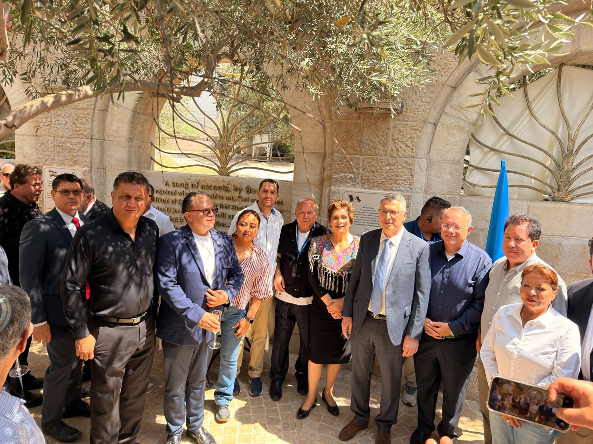 IsraelinGT's tweet photo. #VisitaIsrael Histórica visita a la #ciudaddedavid en Jerusalén realizaron la delegación de diputados del @CongresoGuate de Guatemala, donde se tuvo la presencia del Ministro de Relaciones Exteriores de Israel @gidonsaar.
Una oportunidad de conversar de la historia milenaria que representa la #CiudaddeDavid para el pueblo Judío.