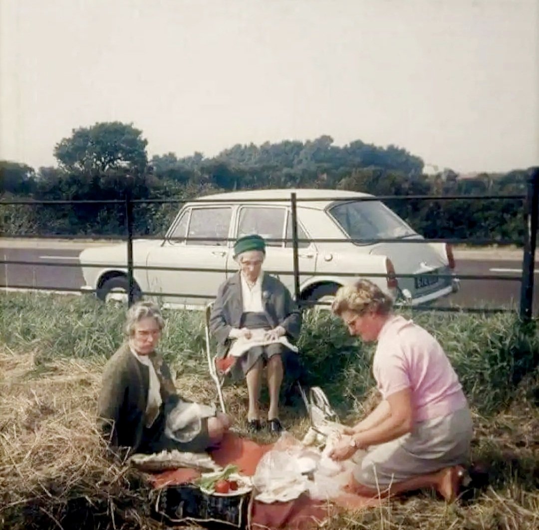 _The_Block_'s tweet photo. Apparently this was quite normal, people would stop half way through a long car journey for a roadside picnic. Here we are on the A1 just outside Sheffield (1968) https://t.co/0qRyG46bJ4