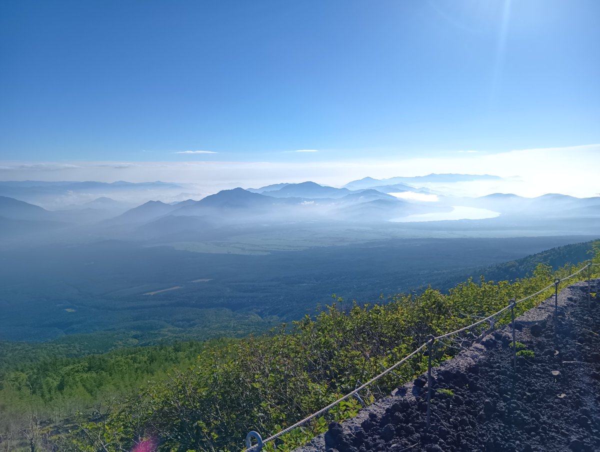 X4i67cbRulhpWpX's tweet photo. 6月に歩いたコースを見下ろしながら
7月は見上げ��富士山を登る
これぞウォーカーの醍醐味
#眼鏡があれば何でもできる
#富士山登山
#owndays https://t.co/d04omJ1Nsf