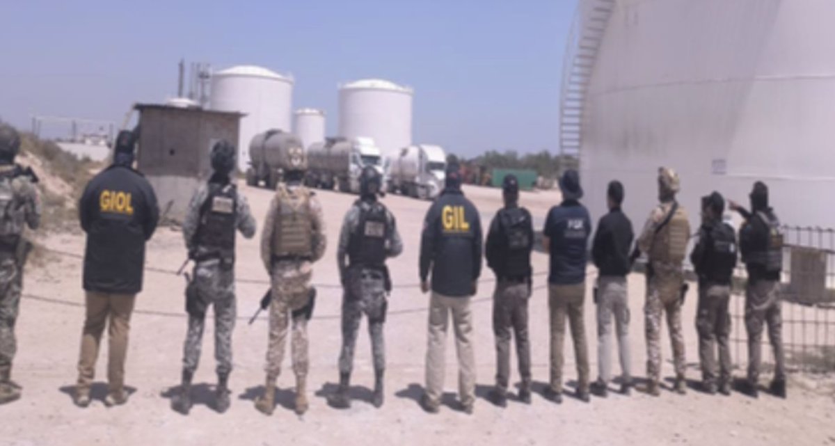 MLopezSanMartin's tweet photo. 🚨 Aseguran una "refinería" clandestina en Reynosa, Tamaulipas

Hallaron casi 3.8 millones de litros de hidrocarburo y decenas de tanques, pipas y tractocamiones

¿Cómo pudo instalarse y operar una infraestructura así? 🤔 https://t.co/J5XBKuKvQq