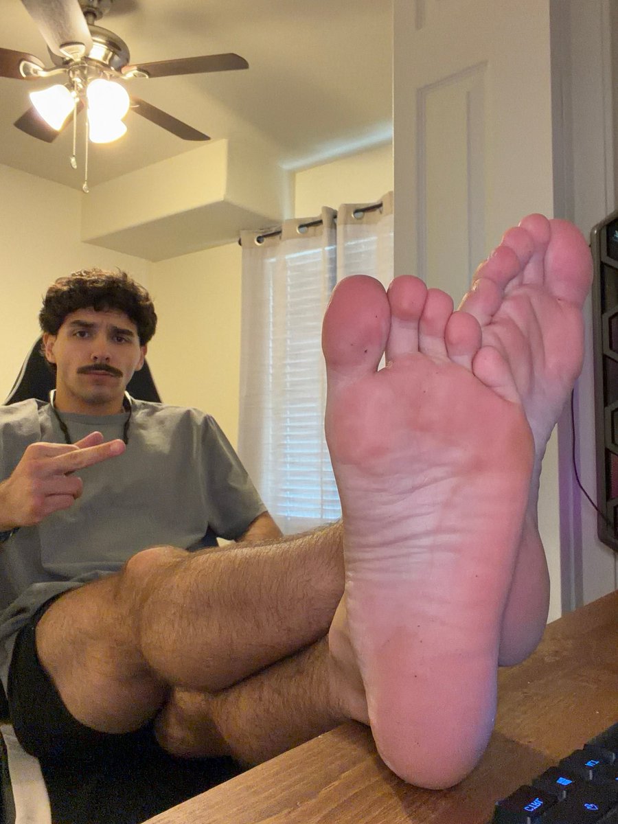 KingIsaiahXL's tweet photo. It’s so pathetic that you get horny over my big feet and cocky face. https://t.co/0sHxkOc5tO