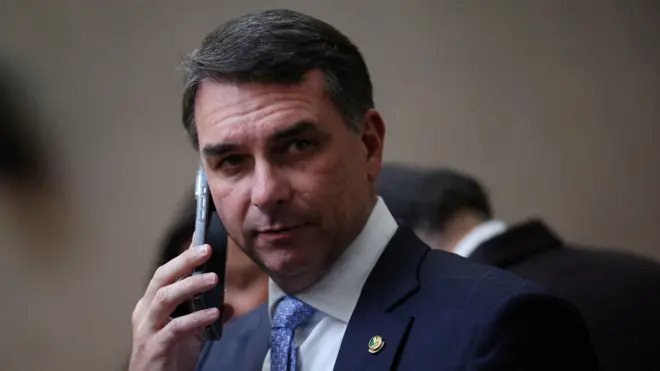 analise2025's tweet photo. 🚨 URGENTE: Flávio Bolsonaro aciona o TSE para CENSURAR o ICL!

Ele exige que o ICL exclua notícias o criticando, incluindo o documentário "Flávio Bolsonaro: a verdadeira história sobre o filho zero um".

Essa é a liberdade de expressão que a extrema-direita defende! https://t.co/R894rO3flt