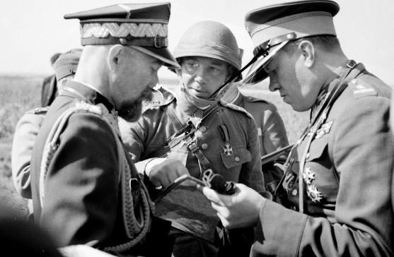 Ojdadana's tweet photo. Ukrainian "professors" adopting Russian anti-Polish propaganda. 🤦‍♀️ 
Reality check: September 1938 - international military manoeuvres in Rzeszów-Sieniawa-Jeżowe with a dozen or so countries represented (Germany, USSR, France, Romania, Japan, and others). 
https://t.co/RR1H34JaEh https://t.co/lCOrrSHIf2