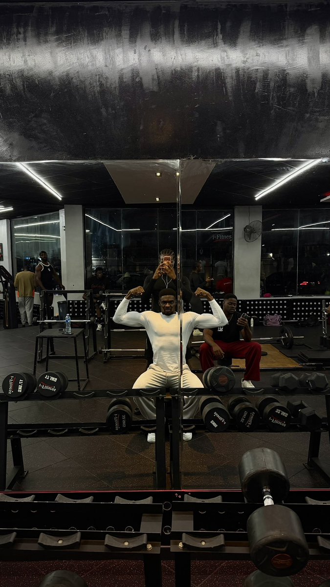oj_tobi's tweet photo. The only thing I do asides trading is going to the gym

Basically life when you’re young, rich and unemployed 🫶🧡 https://t.co/Dvk3YFGnVU