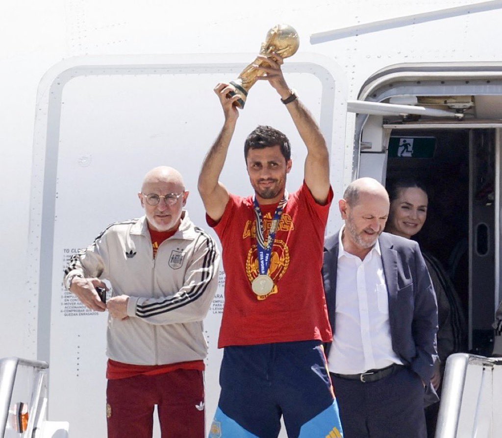 Omar93_20's tweet photo. بعيداً عن العاطفة👇

رودري طلع بيب اللي طوره كل هالسنين وطلعوا كل الجيل اللي كانوا بصحبة رودري لفترة طويلة 

ودي يبقى العام هذا ويجدد لكن لو طلع فهو لا يلام أبداً 

النادي بدأ بمدرب ولاعبين حقبة جديدة بالنهاية لو ما يبي يجدد نستفيد من خروجه بمبلغ عالي 
أفضل من أنه يطلع مجاناً . https://t.co/686xrW2ZyD