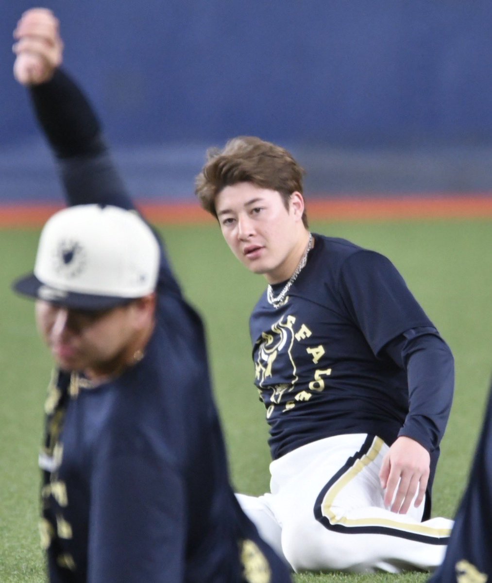 baseball_bs23's tweet photo. SHOPの入場整理券時間が微妙だったから見学間に合わないと半分諦めてたけど球数的にも昨日はあがり予想もしてたから練習見たいなって頑張ってなんとか巻いて巻いてww🚃間に合った🥲🫶🏻

移動ゲームで始まりが遅めで
久しぶりにスタートの全体UPからでした。

7/24📍京セラ https://t.co/LY3WiCtBdK