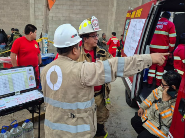 COENPeru's tweet photo. 📢 Actualización | #Lima: @cgbvpoficial controló #IncendioUrbano iniciado esta madrugada en un establecimiento comercial (fábrica) ubicado en la Av. San Genaro, distrito de #LosOlivos, pero continúan los trabajos para su extinción total. @SedapalOficial desplegó a la zona 5 camiones cisternas para contribuir a dichas labores. Gobierno local ejecuta la #EDAN