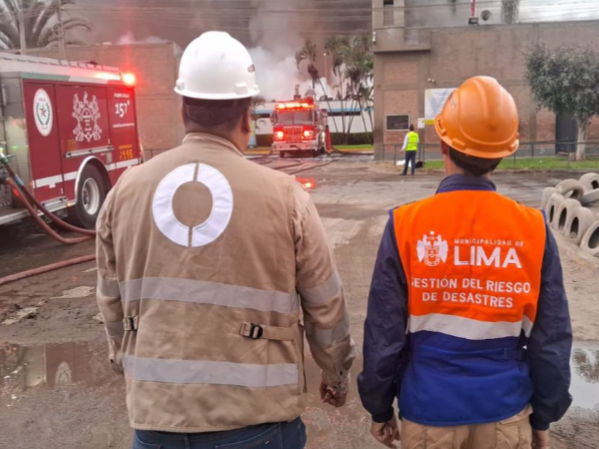 COENPeru's tweet photo. 📢 Actualización | #Lima: @cgbvpoficial controló #IncendioUrbano iniciado esta madrugada en un establecimiento comercial (fábrica) ubicado en la Av. San Genaro, distrito de #LosOlivos, pero continúan los trabajos para su extinción total. @SedapalOficial desplegó a la zona 5 camiones cisternas para contribuir a dichas labores. Gobierno local ejecuta la #EDAN