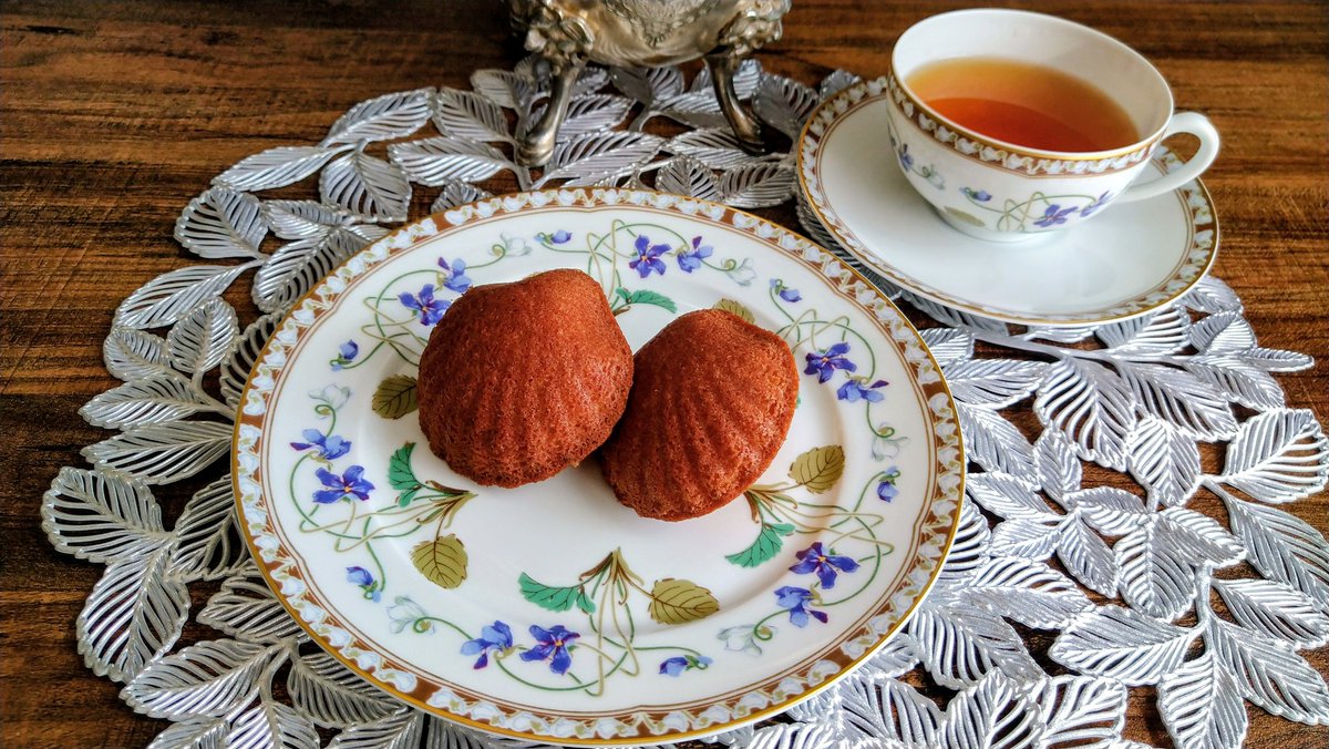Aq67340742Aq's tweet photo. 朝のお茶。お菓子は焼きたてマドレーヌ。紅茶はTWGのフレンチアールグレイ。
実は生地を作る時にコアントローとウイスキーを間違えて入れてしまったけど、これはこれで美味しいので良しとします。
#木漏れ日のお茶会
#茶好連
#haviland https://t.co/osriYow3DX