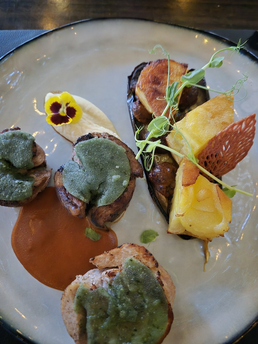 PhilippeRegol's tweet photo. Les Glycines #ArlesSurTech #Vallespir
El sitio y las habitaciones son encantadores.
Cenando debajo de un pino secular y glicinas ya hubiera sido,de por sí,una "experiencia" muy agradable
Qué necesidad de intentar ofrecer una propuesta "gastronómica" y "artística"?
#pensamiento https://t.co/Ey86R4DWMS