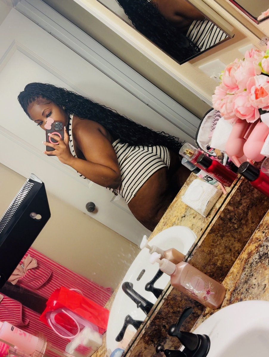 simps4Sasha's tweet photo. Suns out buns out https://t.co/xur2i6Q0xX
