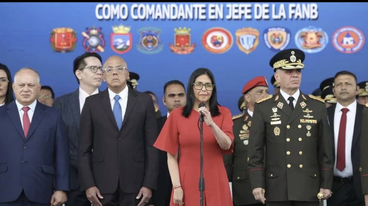 plataforma_pan's tweet photo. Aquí están estos son los que traicionan a la nación. 
Se necesita militares de honor y coraje, dignos de portar el uniforme de las fuerzas armadas.
Los militares de hoy solo son arlequines del régimen socialista y del imperio norte americano, no hay por ahora militares de honor https://t.co/jSe8ebn96y