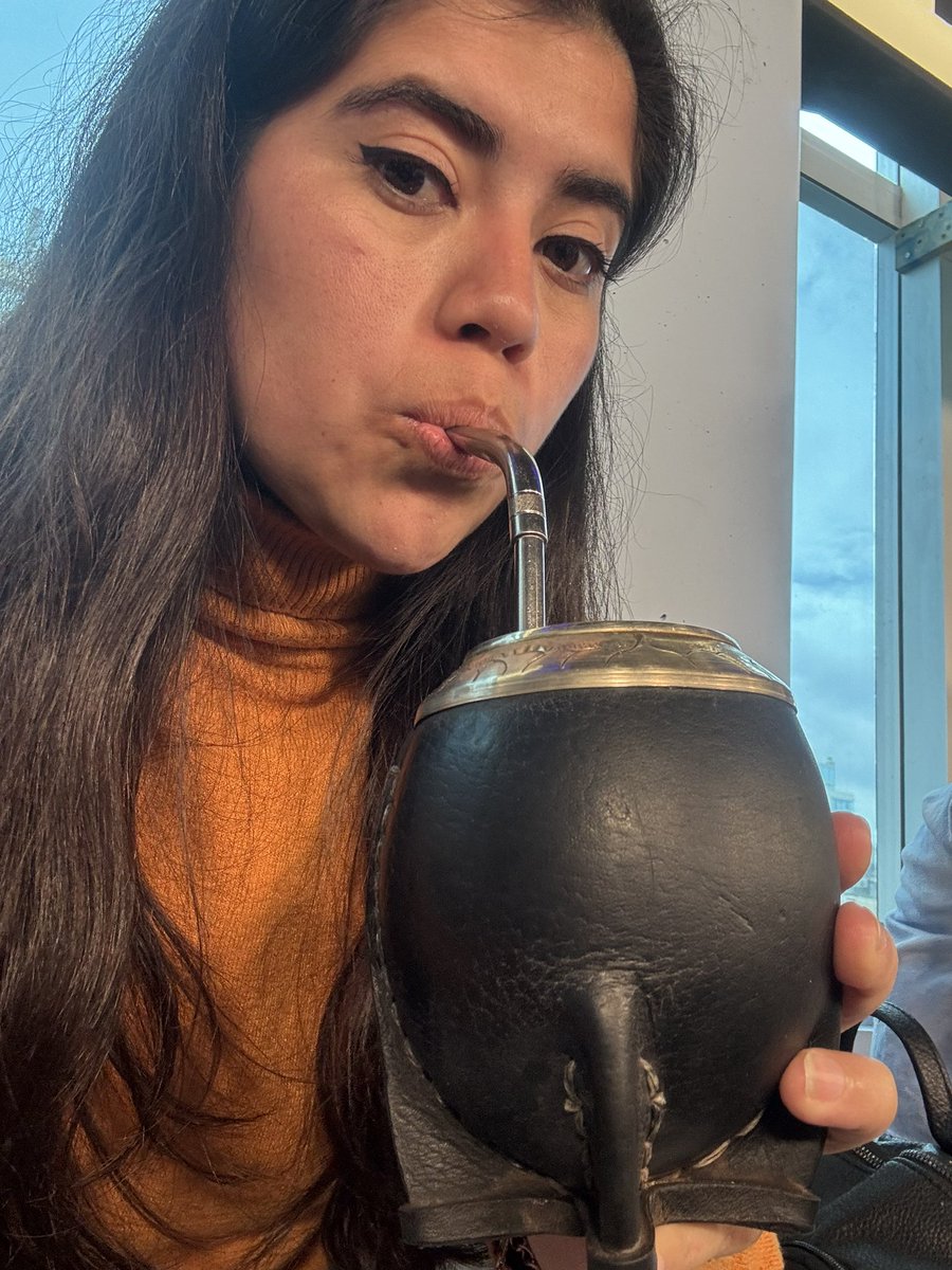 milimilimili_'s tweet photo. La hemos pasado de perlas. Gracias Fer por el mate.
Cande como en su casa merendando.
Cayó Angelita y Santi Talledo.
No sé qué quiso hacer Ferbo ahí pero los amo. PROGRAMÓNNNN https://t.co/BiE8TT78PG