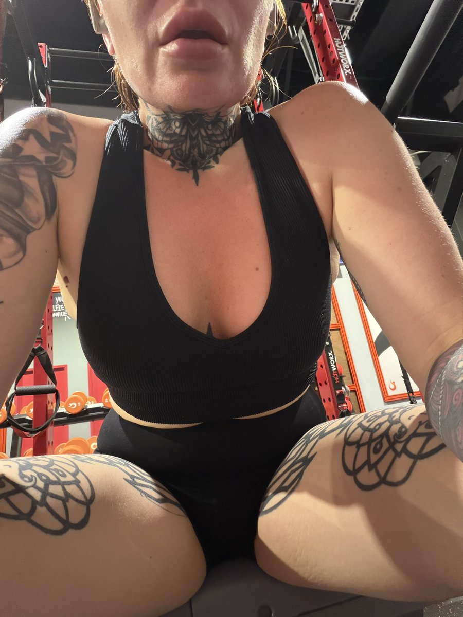 HarleyfknQueen's tweet photo. sweat https://t.co/phEOOBvAGa