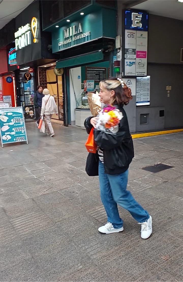 milimilimili_'s tweet photo. Siempre es un placer sacarle fotos a la mamá y la hija. Las amoooo 🫶
Apreciación de Male yéndose con todos sus regalitos. Es como una pulga aventurera súper cargada. Te mereces todo lo bueno lenaaaa❤️ https://t.co/7Y18gffwIO